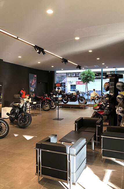 EL GRUPO PIAGGIO INAUGURA NUEVAS INSTALACIONES EN MÁLAGA EL GRUPO PIAGGIO INAUGURA NUEVAS INSTALACIONES EN MÁLAGA